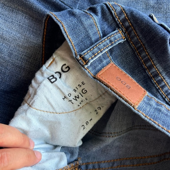 BDG Mid Rise Twig Ankle Jeans Size 28 - Picture 3 of 6